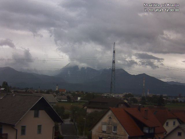 Pogled s postaje proti Krvavcu ob 12:00