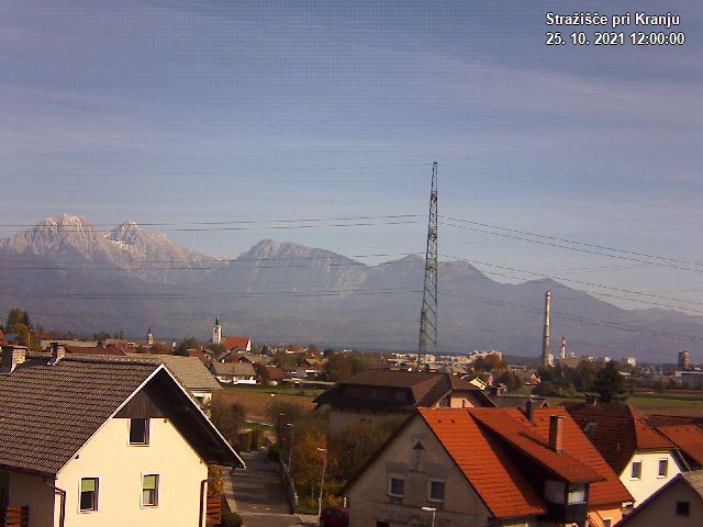Pogled s postaje proti Krvavcu ob 12:00