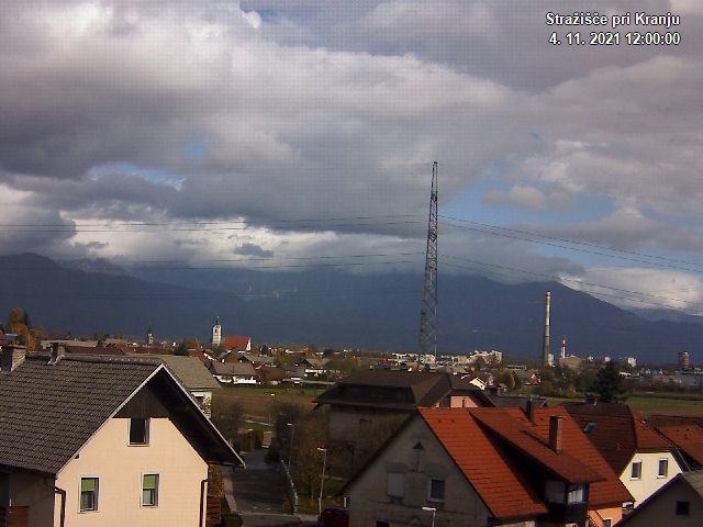 Pogled s postaje proti Krvavcu ob 12:00