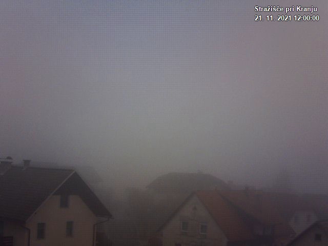Pogled s postaje proti Krvavcu ob 12:00