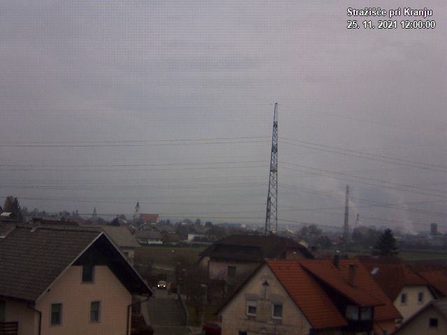 Pogled s postaje proti Krvavcu ob 12:00