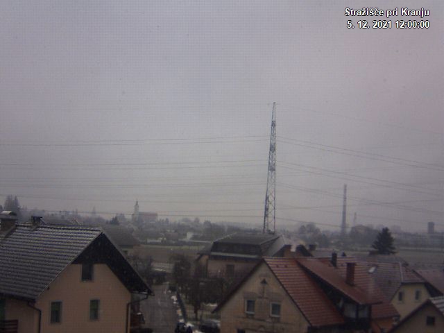 Pogled s postaje proti Krvavcu ob 12:00