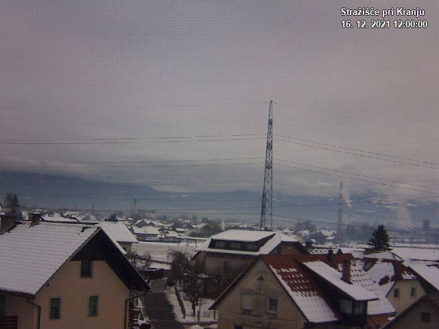 Pogled s postaje proti Krvavcu ob 12:00
