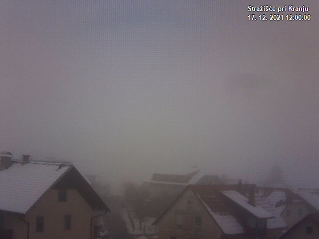 Pogled s postaje proti Krvavcu ob 12:00