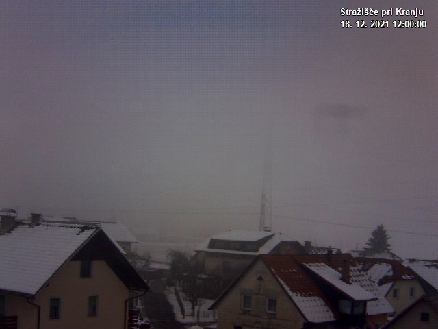 Pogled s postaje proti Krvavcu ob 12:00