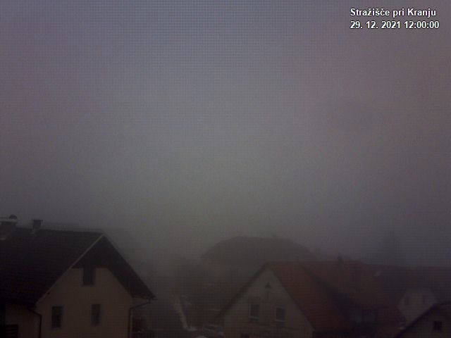Pogled s postaje proti Krvavcu ob 12:00