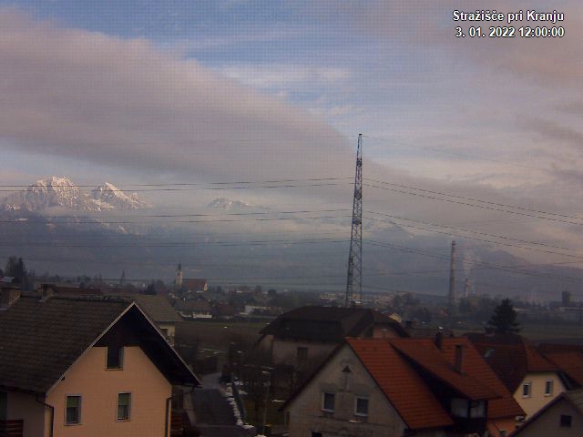 Pogled s postaje proti Krvavcu ob 12:00