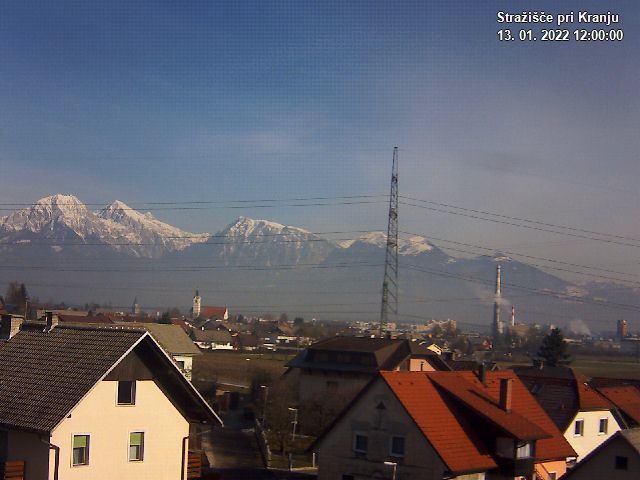 Pogled s postaje proti Krvavcu ob 12:00