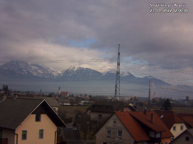 Pogled s postaje proti Krvavcu ob 12:00