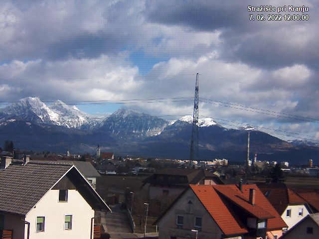 Pogled s postaje proti Krvavcu ob 12:00