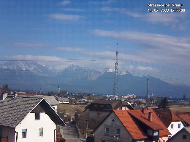 Pogled s postaje proti Krvavcu ob 12:00