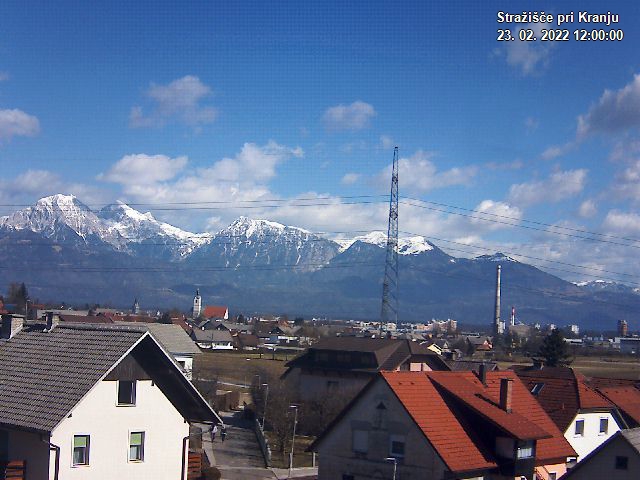 Pogled s postaje proti Krvavcu ob 12:00