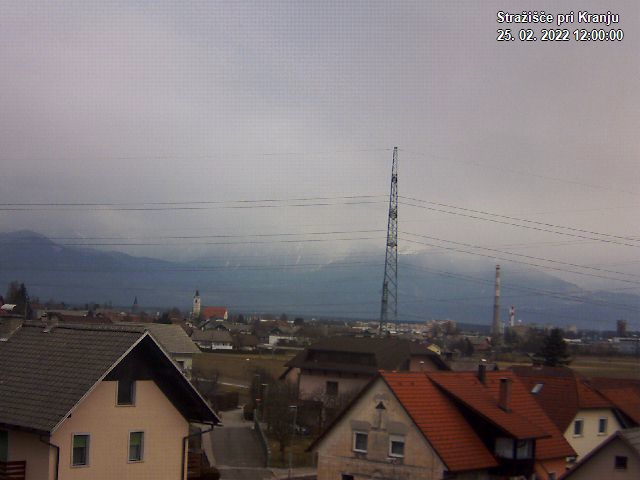 Pogled s postaje proti Krvavcu ob 12:00