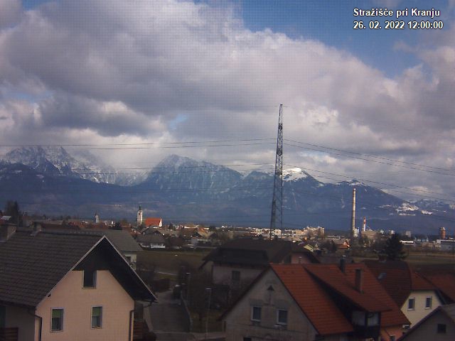 Pogled s postaje proti Krvavcu ob 12:00