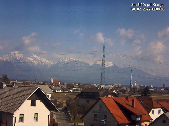 Pogled s postaje proti Krvavcu ob 12:00