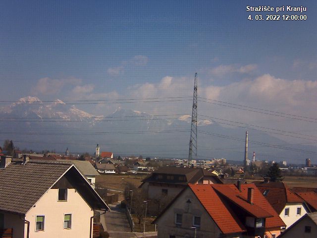 Pogled s postaje proti Krvavcu ob 12:00