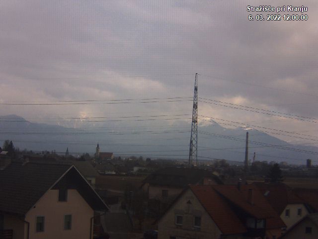 Pogled s postaje proti Krvavcu ob 12:00