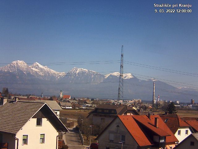 Pogled s postaje proti Krvavcu ob 12:00
