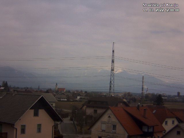 Pogled s postaje proti Krvavcu ob 12:00