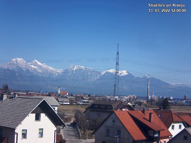 Pogled s postaje proti Krvavcu ob 12:00