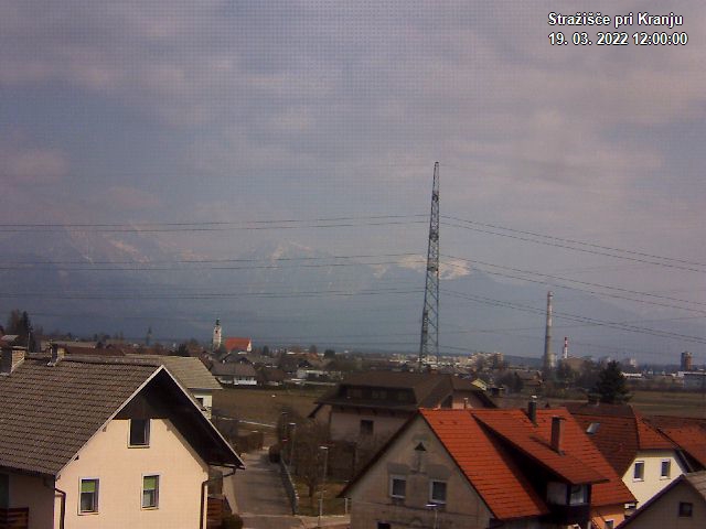Pogled s postaje proti Krvavcu ob 12:00