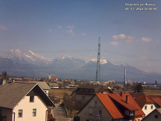 Pogled s postaje proti Krvavcu ob 12:00