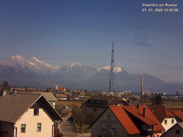 Pogled s postaje proti Krvavcu ob 12:00