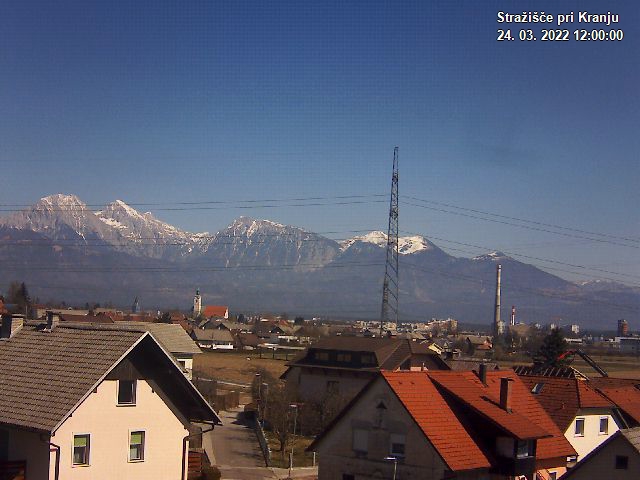 Pogled s postaje proti Krvavcu ob 12:00