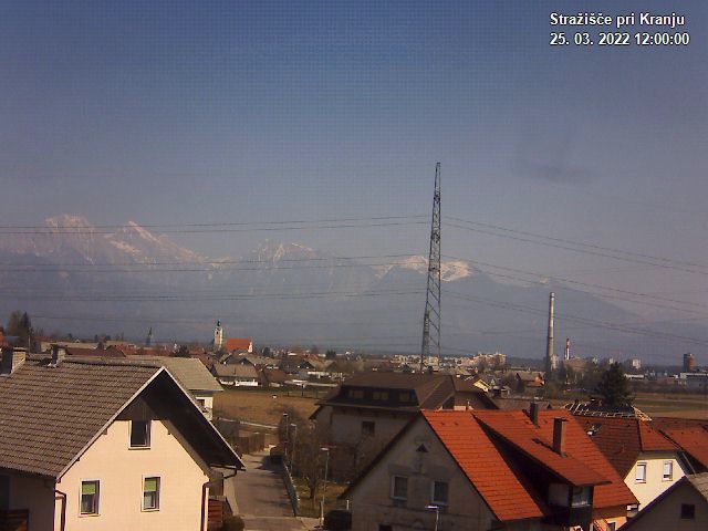 Pogled s postaje proti Krvavcu ob 12:00