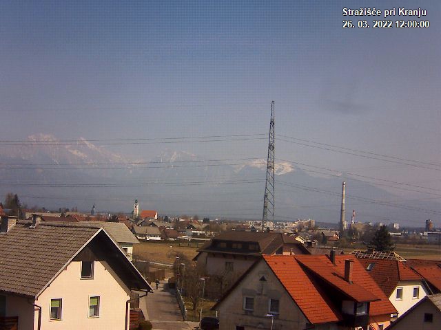 Pogled s postaje proti Krvavcu ob 12:00