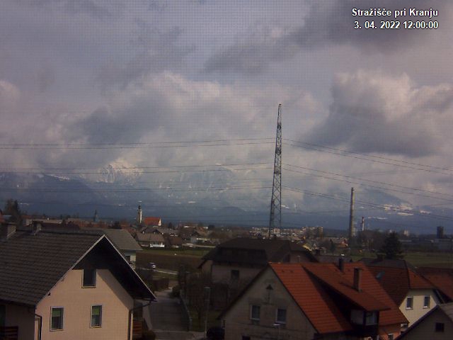 Pogled s postaje proti Krvavcu ob 12:00
