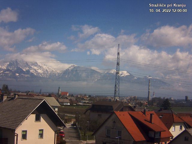 Pogled s postaje proti Krvavcu ob 12:00