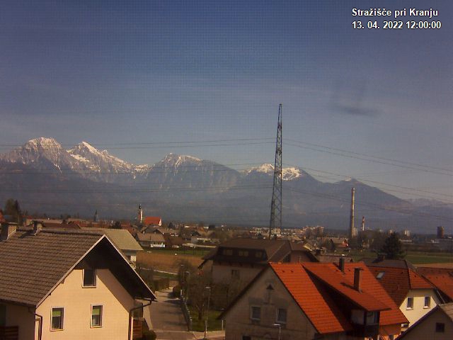 Pogled s postaje proti Krvavcu ob 12:00