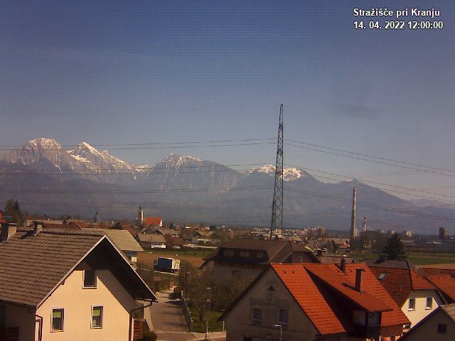 Pogled s postaje proti Krvavcu ob 12:00