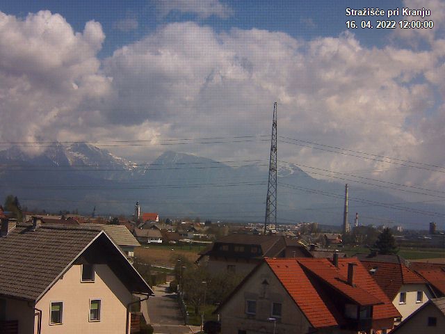 Pogled s postaje proti Krvavcu ob 12:00