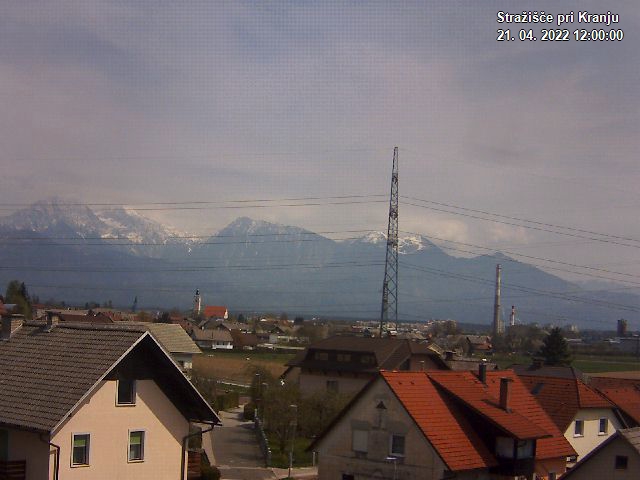 Pogled s postaje proti Krvavcu ob 12:00