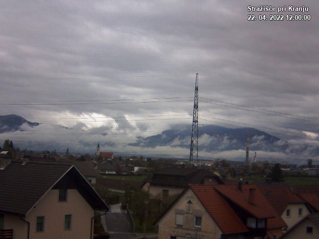 Pogled s postaje proti Krvavcu ob 12:00