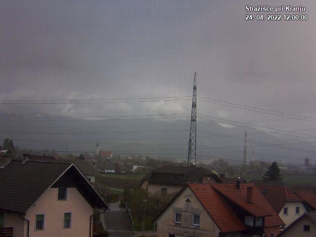 Pogled s postaje proti Krvavcu ob 12:00