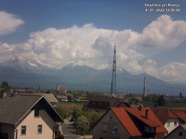 Pogled s postaje proti Krvavcu ob 12:00