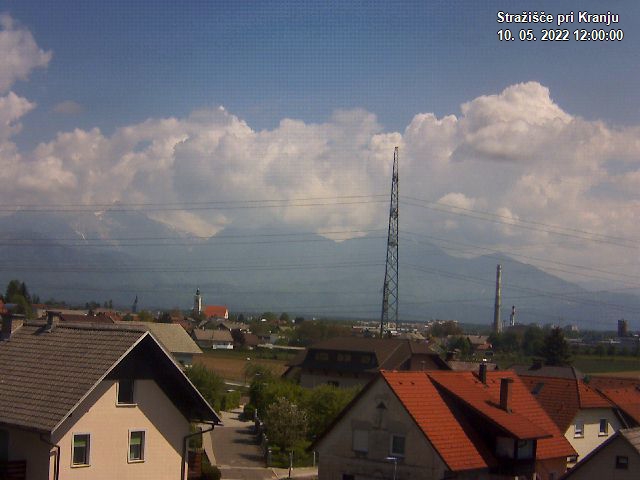 Pogled s postaje proti Krvavcu ob 12:00