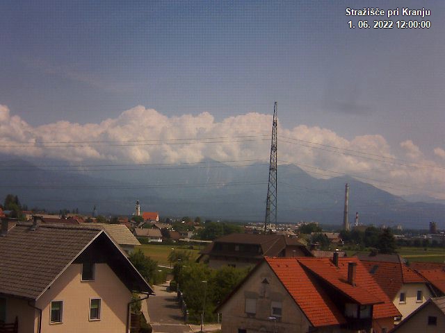 Pogled s postaje proti Krvavcu ob 12:00