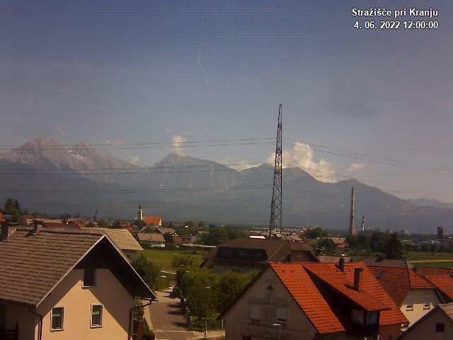 Pogled s postaje proti Krvavcu ob 12:00