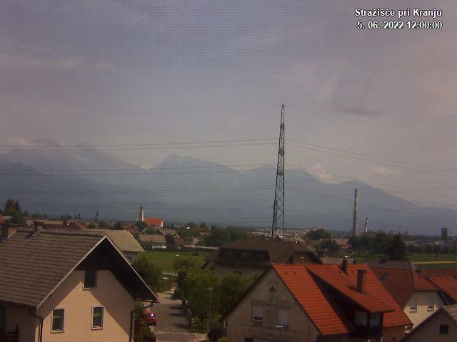 Pogled s postaje proti Krvavcu ob 12:00