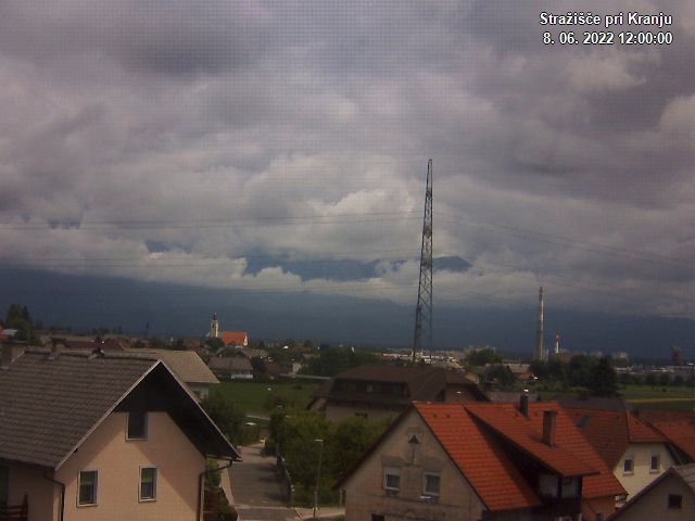 Pogled s postaje proti Krvavcu ob 12:00