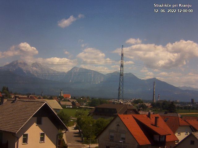 Pogled s postaje proti Krvavcu ob 12:00