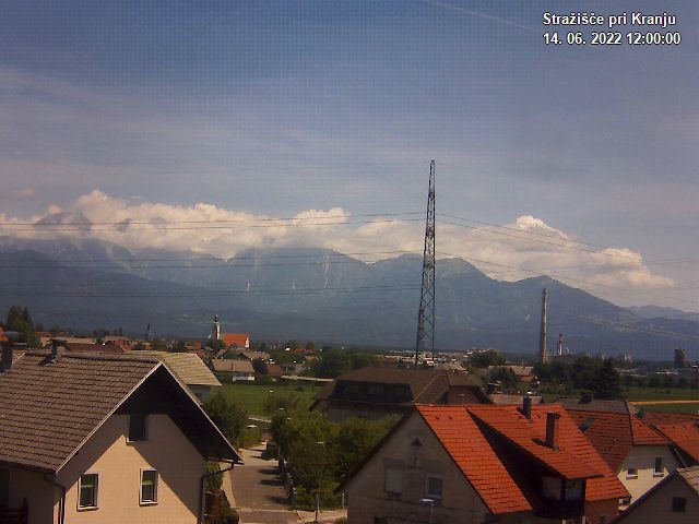 Pogled s postaje proti Krvavcu ob 12:00