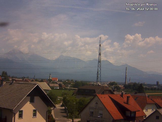 Pogled s postaje proti Krvavcu ob 12:00