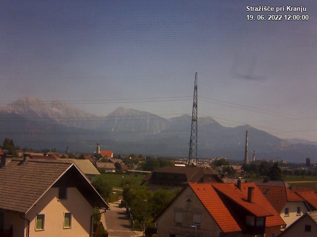 Pogled s postaje proti Krvavcu ob 12:00