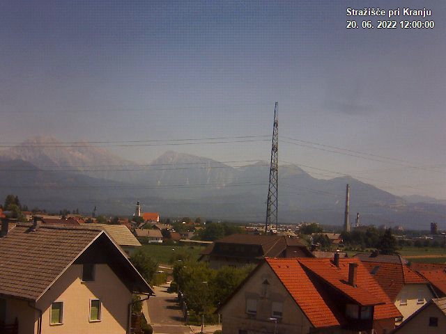 Pogled s postaje proti Krvavcu ob 12:00