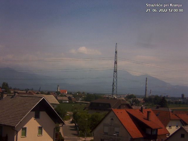 Pogled s postaje proti Krvavcu ob 12:00
